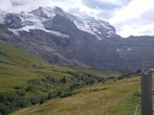 Essential-Hiking-Safety-Tips-Every-Beginner-needs